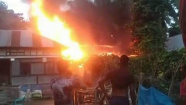 সিলিন্ডারের আগুনে ভস্মীভূত বসতঘর, আহত ৫