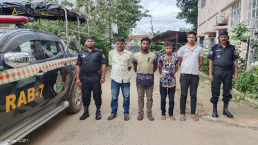 ফেনীতে মাদকসহ র‌্যাবের হাতে ধরা ৪