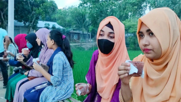 পোড়া চায়ের স্বাদ নিতে দোকানে ছুটছেন চা-প্রেমীরা