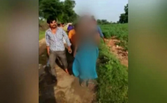 রাস্তায় প্রকাশ্যে নারীকে বিবস্ত্র করে মারধর!