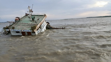 ডুবোচরে ধাক্কা, মেঘনায় ৪ হাজার বস্তা চিনিসহ কার্গো ডুবি