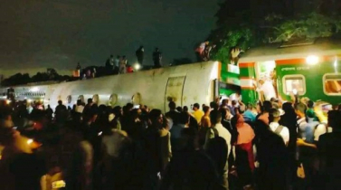 উল্টে গেল দ্রুতযানের ৩ বগি, রেল যোগাযোগ বন্ধ