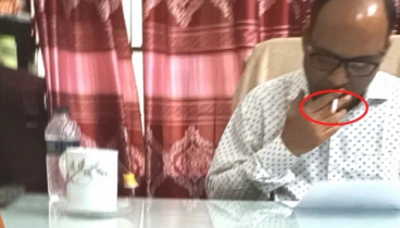 অফিস কক্ষে সিগারেট হাতে ফাইল সই তার নিত্যদিনের অভ্যাস