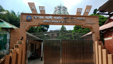 মেহেদি পরায় ছাত্রীকে পিটিয়ে প্রধান শিক্ষক বললেন ‘মন চাইছে মারছি’