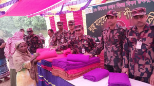 আখাউড়ায় বিজয় দিবসে বিজিবির কম্বল বিতরণ 