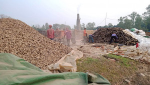 অবৈধ ইটভাটায় পুড়ছে কৃষিজমি