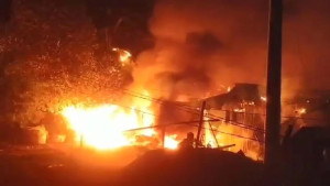 এক ঘণ্টার আগুনে পুড়ল গাজীপুরে ঝুট গুদাম-বাড়ি
