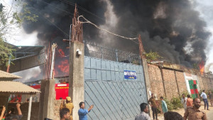 গাজীপুরে তুলার গুদামে ভয়াবহ আগুন, নিয়ন্ত্রণে ৬ ইউনিট