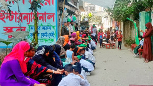 মায়ের পা ধুয়ে শিক্ষার্থীদের শ্রদ্ধা