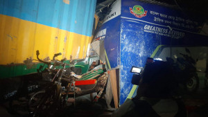 রাজধানীতে কাভার্ডভ্যান চাপায় ২ রিকশা আরোহী নিহত