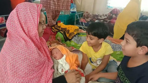 নাড়ি কাটার আগেই চিকিৎসকের কাঁচি ধরে ফেলল ‘নেইমার’