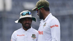 মুমিনুলকে স্পর্শের অপেক্ষায় সাকিব