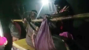 প্রসূতিকে বাঁশে ঝুলিয়ে সাড়ে তিন কিলোমিটার কাঁচা পথ পেরোলেন আত্মীয়রা!