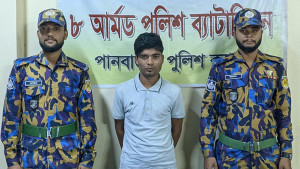উখিয়ায় অস্ত্র-গুলিসহ রোহিঙ্গা যুবক আটক