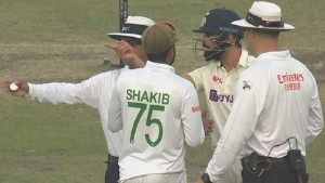 আউট হয়ে ক্ষুব্ধ কোহলি, হারালেন মেজাজ