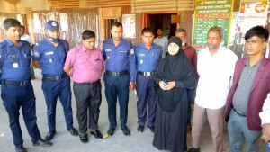 যাত্রী সেজে টিকিট কালোবাজারি ধরলেন ইউএনও কামরুন্নাহার