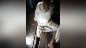 ফিরছিলেন বাড়ি, পথেই ব্রিজের ভাঙা পাটাতনে আটকে গেল বৃদ্ধের পা