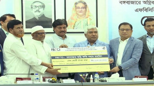 বঙ্গবাজারের ব্যবসায়ীদের এক কোটি টাকা দিল এফবিসিসিআই 