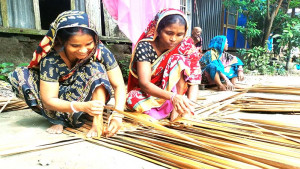 হোগলা পাতায় ভাগ্য বদলের সংগ্রাম