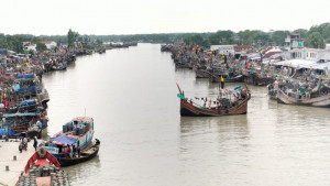 বৈরী আবহাওয়া: মাছশূন্য ট্রলার নিয়ে ঘাটে ফিরছেন জেলেরা