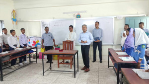 স্কুল পরিদর্শনে গিয়ে ক্লাস নিলেন ঠাকুরগাঁওয়ের ডিসি