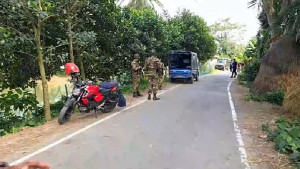 রাস্তার পাশে ১০ ব্যাগ হাতবোমা, উদ্ধারে সেনাবাহিনী