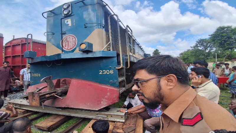 রংপুরে কমিউটার ট্রেনের ইঞ্জিন-বগি লাইনচ্যুত, আহত ৫