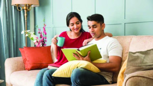 সম্পর্কের জন্য বইপড়ুয়া নারীরা ভালো