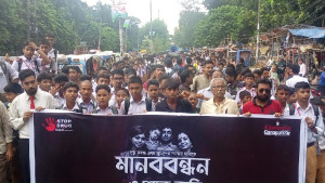 পুলিশের বক্তব্যে অনাস্থা, শিক্ষার্থীদের সড়ক অবরোধ