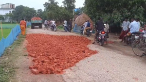 নিয়ামতপুরে নিজস্ব অর্থায়নে রাস্তা সংস্কার