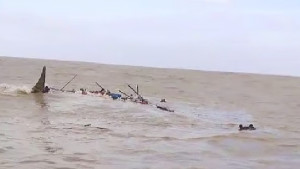 বঙ্গোপসাগরে ট্রলারডুবি: ৮ জেলে জীবিত উদ্ধার, নিখোঁজ ৫