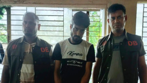 দিনাজপুরে বাসে তল্লাশি চালিয়ে ৪০০ ইয়াবাসহ যুবক গ্রেপ্তার