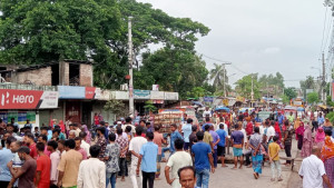 সড়ক দুর্ঘটনায় শিক্ষার্থীর মৃত্যু, প্রতিবাদে সড়ক অবরোধ