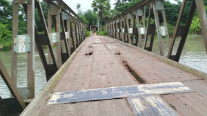 দাগনভূঞায় বেইলি ব্রিজের পাটাতন ভেঙে যোগাযোগ বিচ্ছিন্ন
