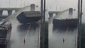 পদ্মা সেতুর ঢালে বাস উল্টে ৮ যাত্রী আহত