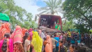 নাটোরে সড়কে ঝরল ৩ প্রাণ