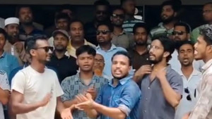 ইউএনও কার্যালয় ঘেরাও করে বিক্ষোভ