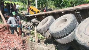 গভীর রাতে নিয়ন্ত্রণ হারিয়ে খাদে লরি, ভেতরে আটকা দুইজনকে উদ্ধার 