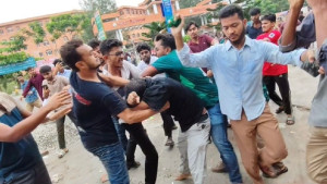 বরিশাল বিশ্ববিদ্যালয়ে ছাত্রদল-শিবির সংঘর্ষে আহত ১০