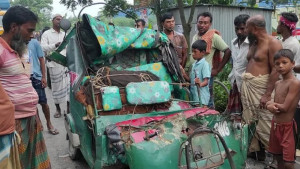 দাঁড়িয়ে থাকা ট্রাকে অটোরিকশার ধাক্কা, প্রাণ গেল ২ জনের