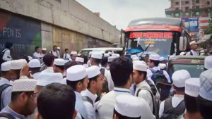 টঙ্গীতে কাভার্ডভ্যনচাপায় মাদরাসাছাত্র নিহত, মহাসড়ক অবরোধ