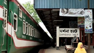 শিশু সন্তানকে প্ল্যাটফর্মে রেখে চলন্ত ট্রেনের নিচে ঝাঁপ দিলেন মা
