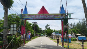 টুঙ্গিপাড়ায় জুলাই গণঅভ্যুত্থানের শহিদদের স্মরণে নির্মিত তোরণে আগুন