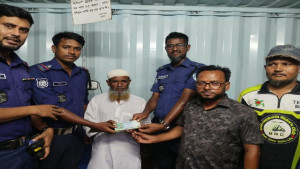 হারিয়ে যাওয়া টাকা ফেরত দিয়ে প্রশংসায় ভাসছেন ট্রাফিক পুলিশ