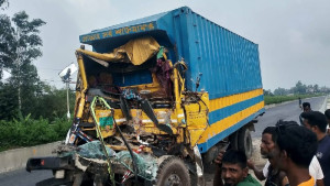 সিরাজগঞ্জে বেপরোয়া ট্রাকের ধাক্কায় গাড়িচালক নিহত 