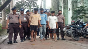 খুলনায় অস্ত্রসহ তিনজন গ্রেফতার