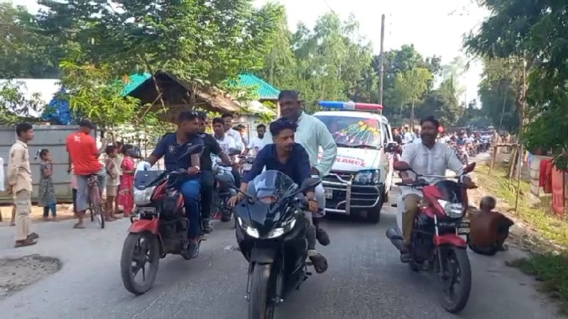 অ্যাম্বুলেন্স উপহার পেয়ে তেঁতুলিয়া উপজেলাবাসীর মুখে হাসি