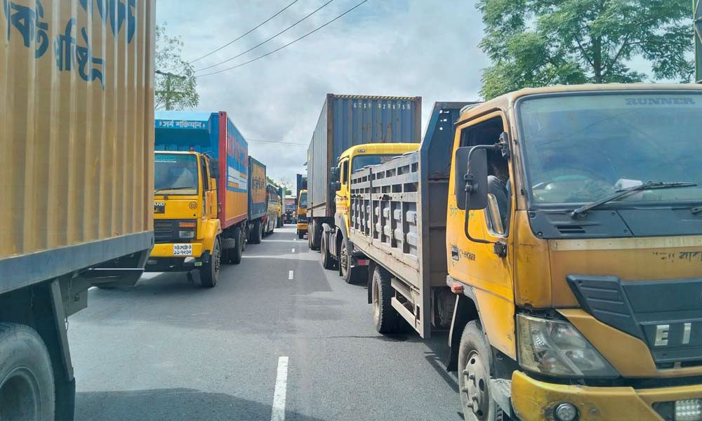ঢাকা-চট্টগ্রাম মহাসড়কে ৪০ কিলোমিটার যানজটে চরম দুর্ভোগে যাত্রীরা