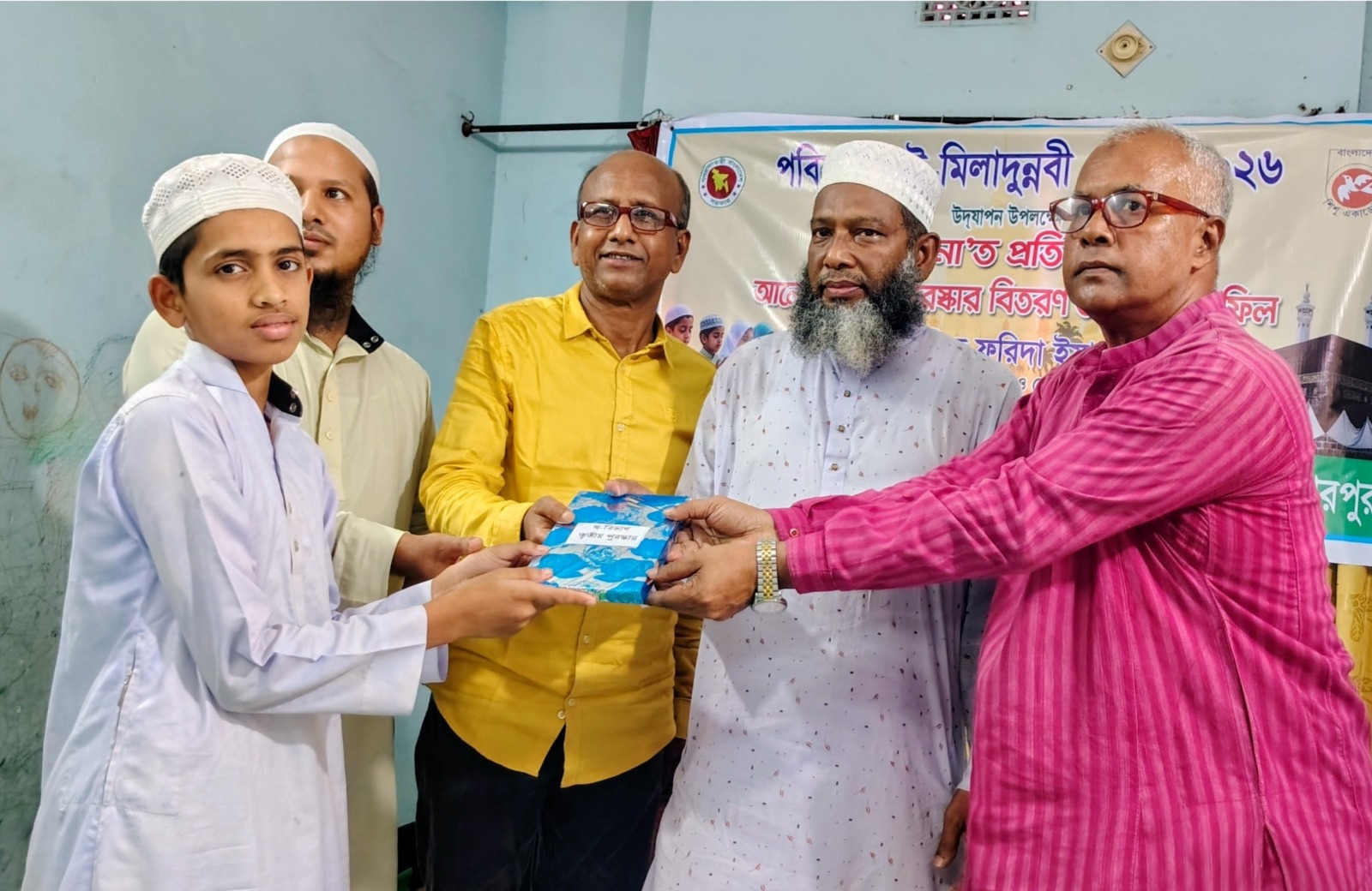 হামদ-না’ত প্রতিযোগিতা শেষে শিশুদের মাঝে পুরস্কার বিতরণ