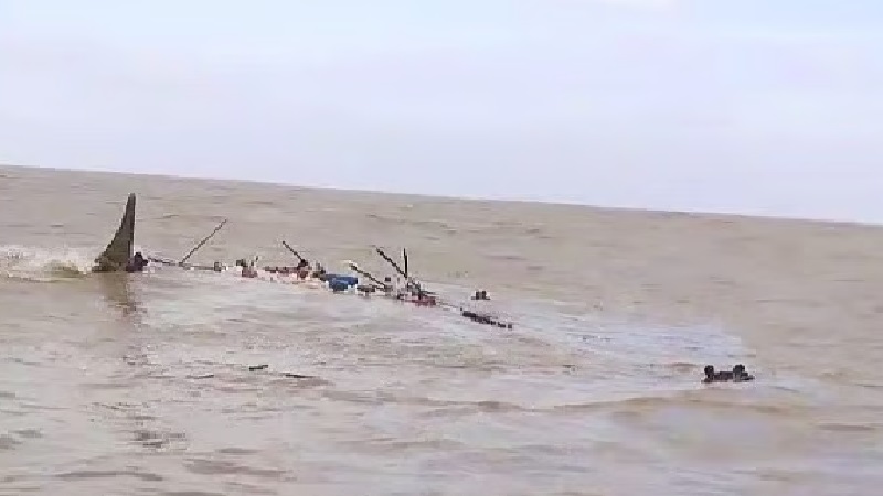 বঙ্গোপসাগরে ট্রলারডুবি: ৮ জেলে জীবিত উদ্ধার, নিখোঁজ ৫